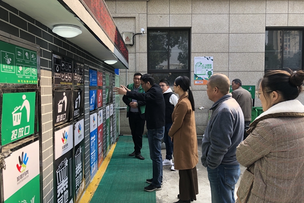 区综合行政执法局调研指导小区“撤桶并点”工作 (1).jpg