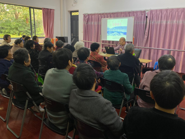 凤凰社区：开展冬季养生健康知识讲座 .jpg