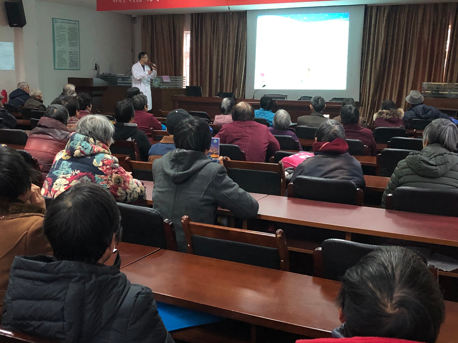镇海区澥浦镇岚山村开展老年人冬季养生知识讲座.jpg