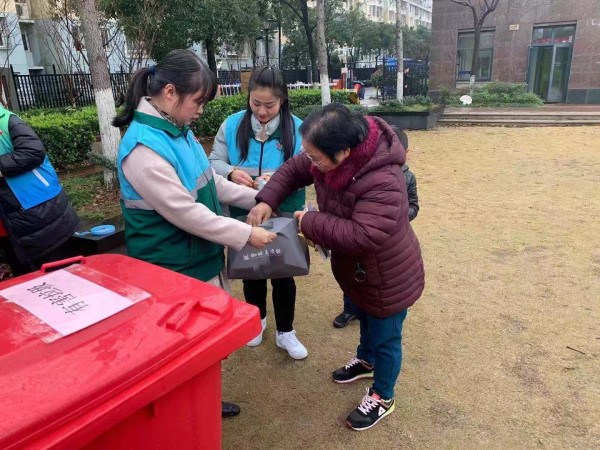 凤凰社区：开展“有害换有爱”垃圾分类活动.jpg