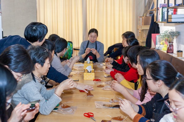 开展“小皮鞋挂饰“制作培训课程 (1).jpg