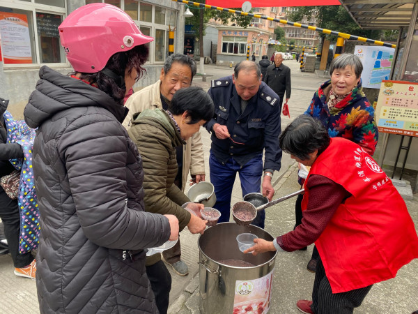 凤凰社区：志愿者骨干自发煮粥免费赠来往行人.jpg