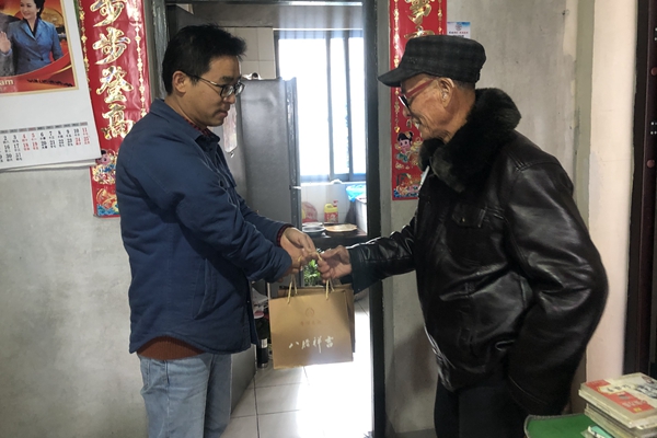 腊八节慰问残疾人家庭 (1).jpg