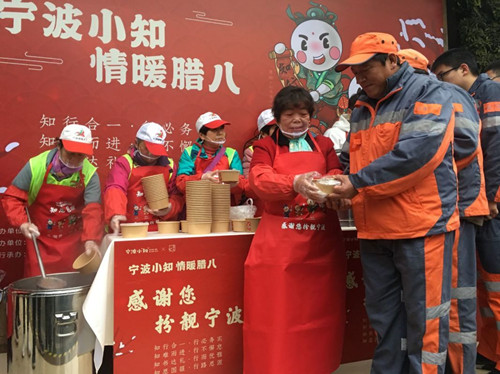 玉兰社区：温暖腊八粥  寒冷送温暖.jpg