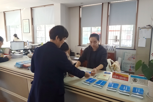 困难家庭收到“慈善爱心卡” (1).jpg