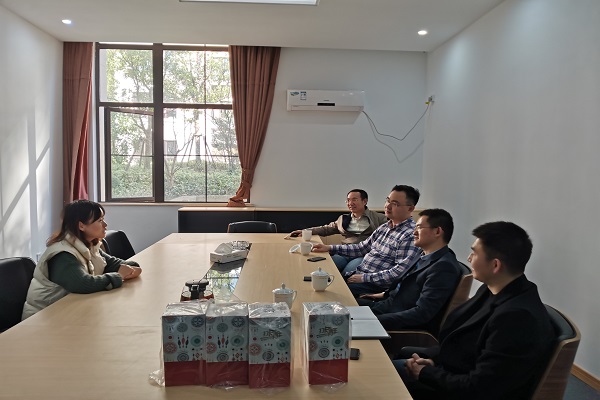 区服务业发展局走访调研社区开展“三服务” (1).jpg