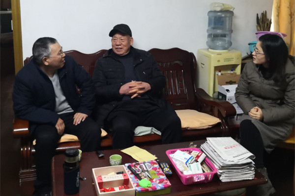 春节走访慰问  情暖困难党员.jpg