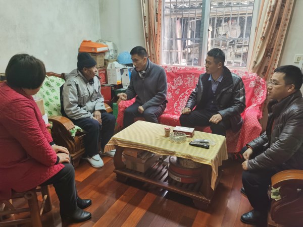 区退役军人事务局领导慰问太白社区军休干部 (1).jpg