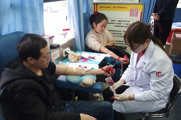 奉献爱心 无偿献血 (1).jpg