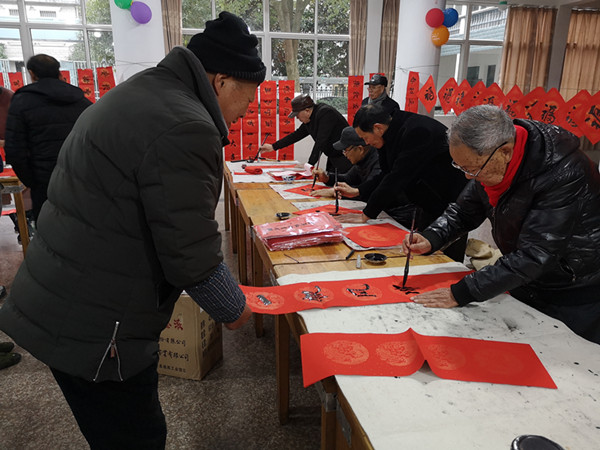 陈华浦社区：挥毫写春联____送福进家门.jpg