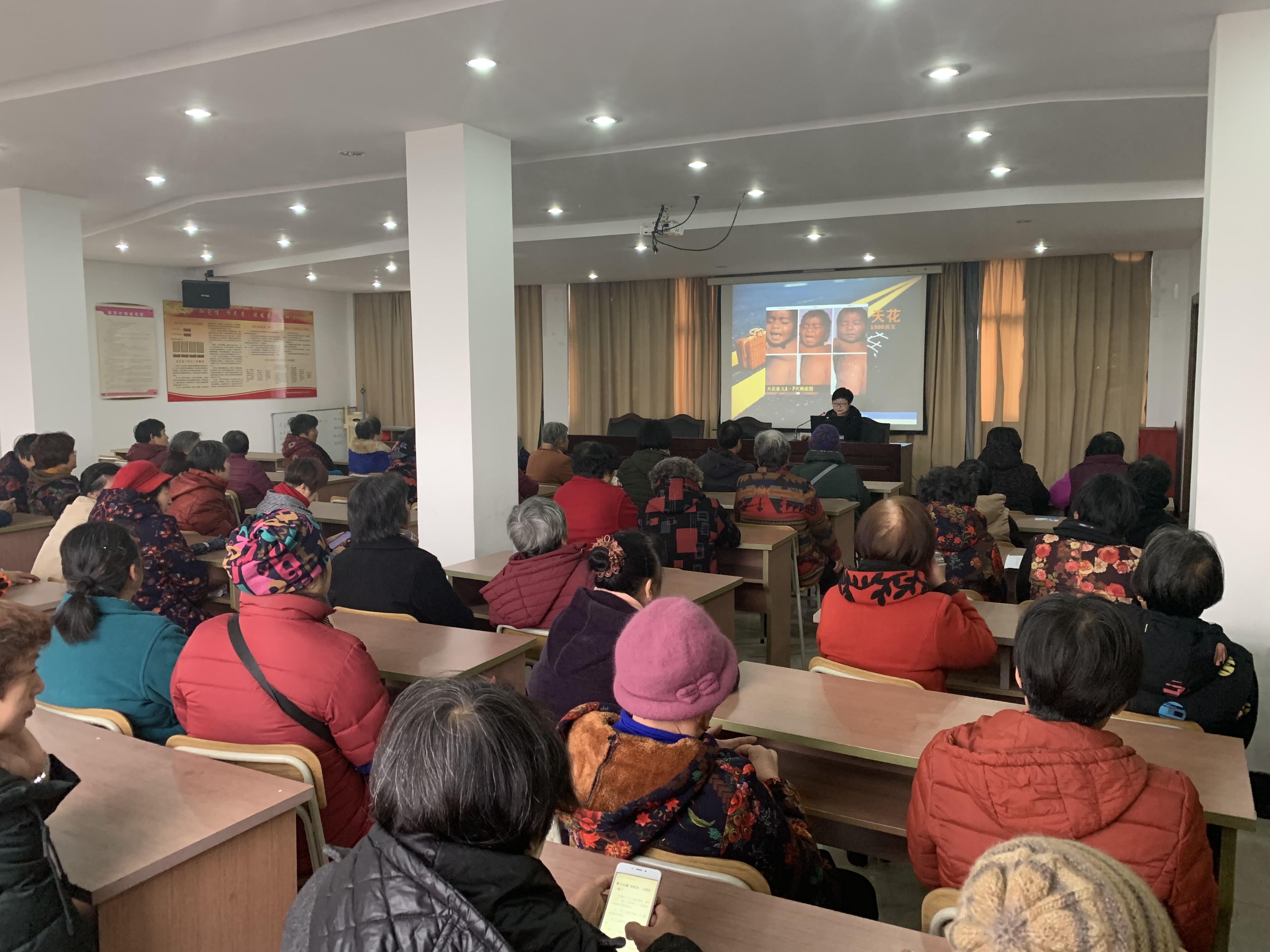 陈家村开展成人接种预防讲座.JPG