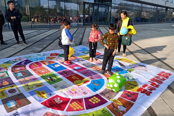 垃圾分类“棋”步走 鼓励小小监督员 (1).jpg