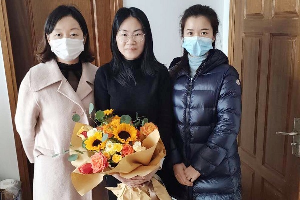 社区节日送鲜花 医生微笑迎希望.jpg