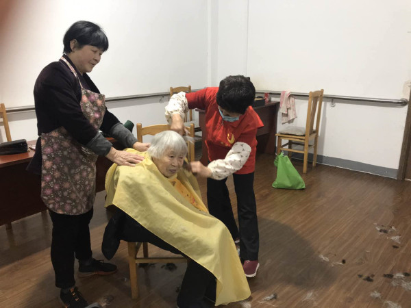 凤凰社区：疫情期间理发难  志愿者“义剪”送温暖.jpg