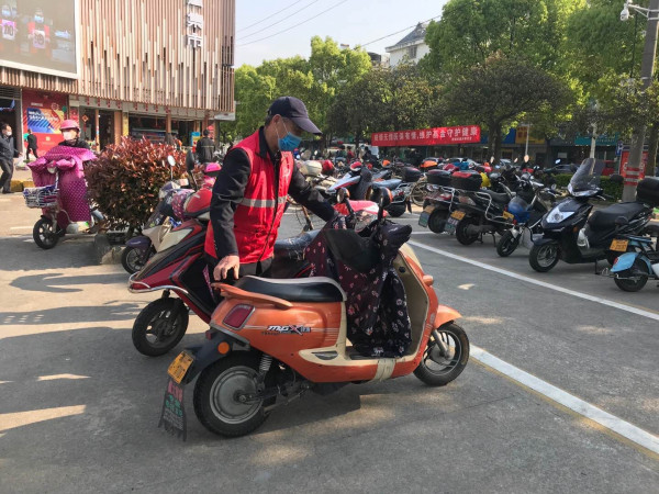 凤凰社区：开展志愿者文明交通劝导活动.jpg