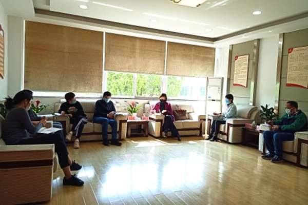 人大代表接待日 为企分忧为民解难 (1)_副本.jpg