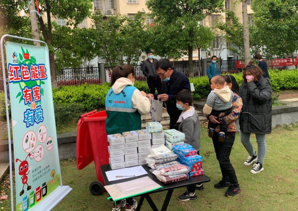 凤凰社区开展有害换有爱垃圾分类活动 .jpg