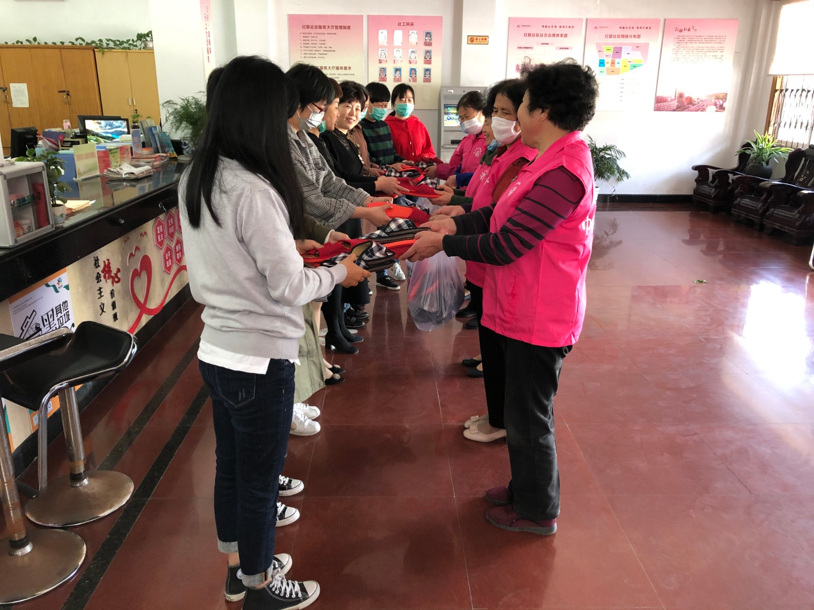 红联社区：巧手阿姨来慰问，手工拖鞋表谢意2.jpg