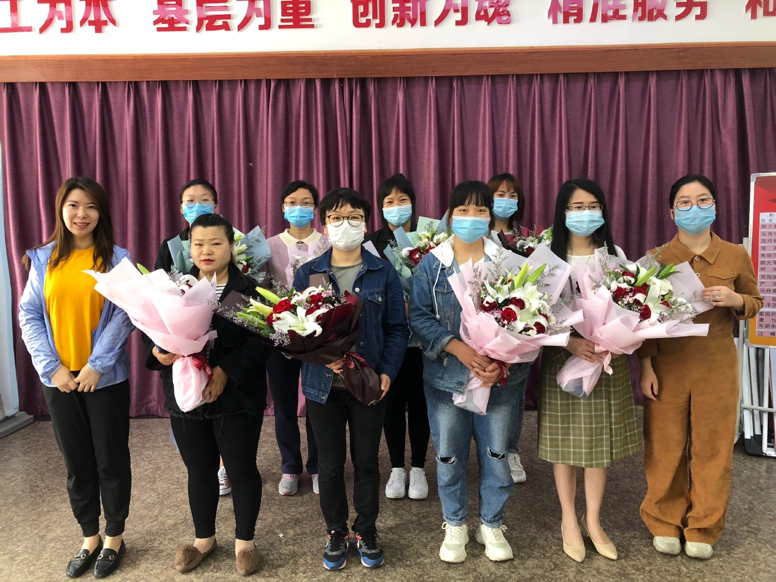 山下社区：暖暖抗疫路 鲜花献巾帼.jpg