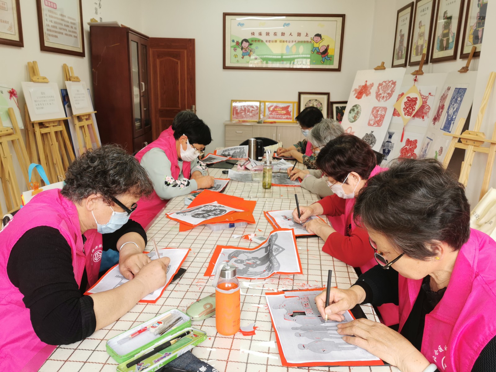 红联社区：社区剪纸吧传递爱心 真情献给最美抗疫家庭.JPG