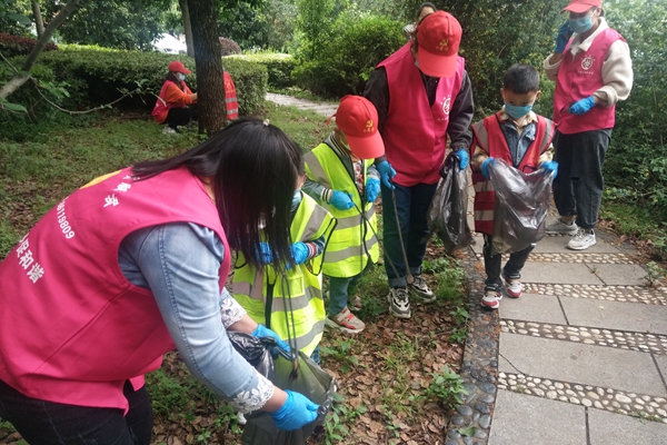 开展“大手拉小手 小家护大家”国际家庭日亲子环保活动 (1).jpg