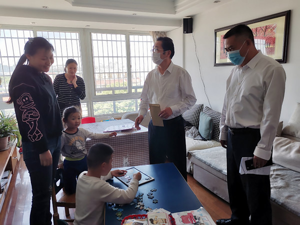 区领导助残日前夕走访慰问太白社区残疾人 (1).jpg