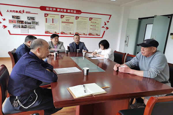 人大代表接待日 “零距离”解民忧.jpg