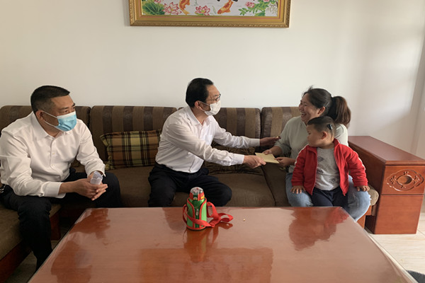 区人大常委会副主任朱永祖一行走访慰问残疾儿童 (1).jpg