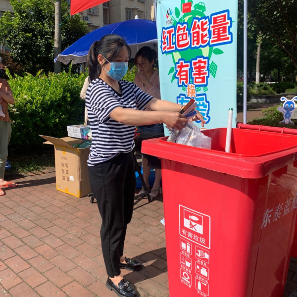 凤凰社区开展有害垃圾兑换活动.jpg