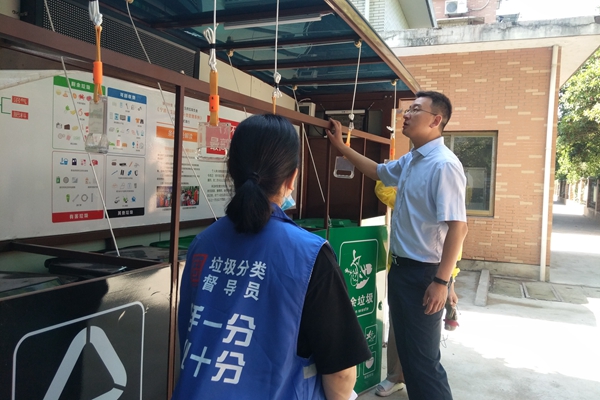 街道领导指导垃圾分类集中投放工作.jpg