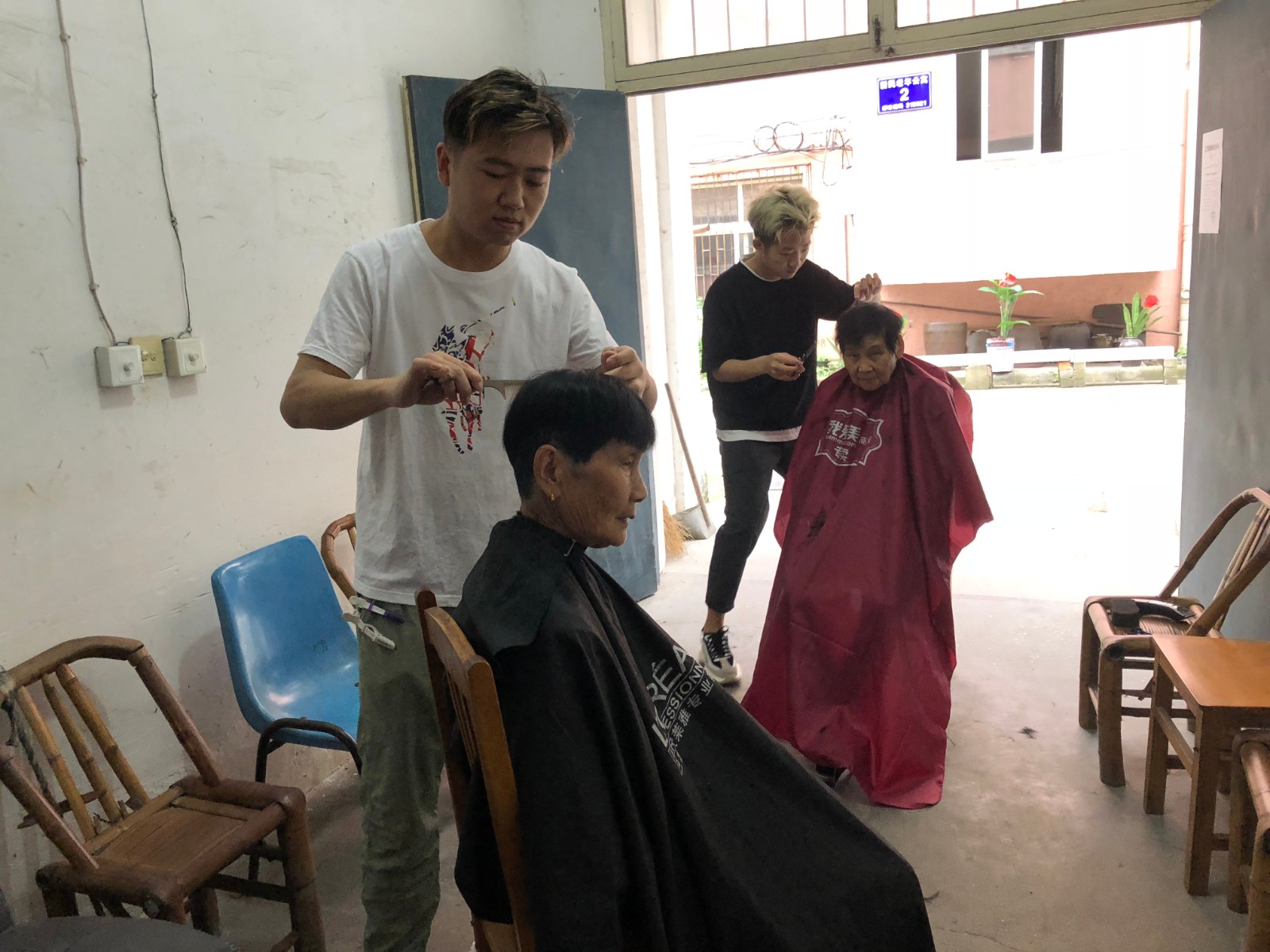 山下社区：心系老人 免费理发显真情.JPG