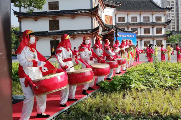 女子威风锣鼓队助力鄞州区龙舟下水仪式 (1)_wps图片.jpg