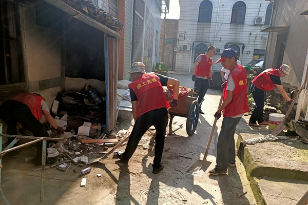 清洁村庄卫生 助力文明城市创建.jpg