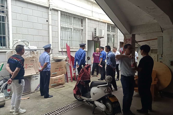 四季华庭集中整治小区公共部位杂物 (1).jpg