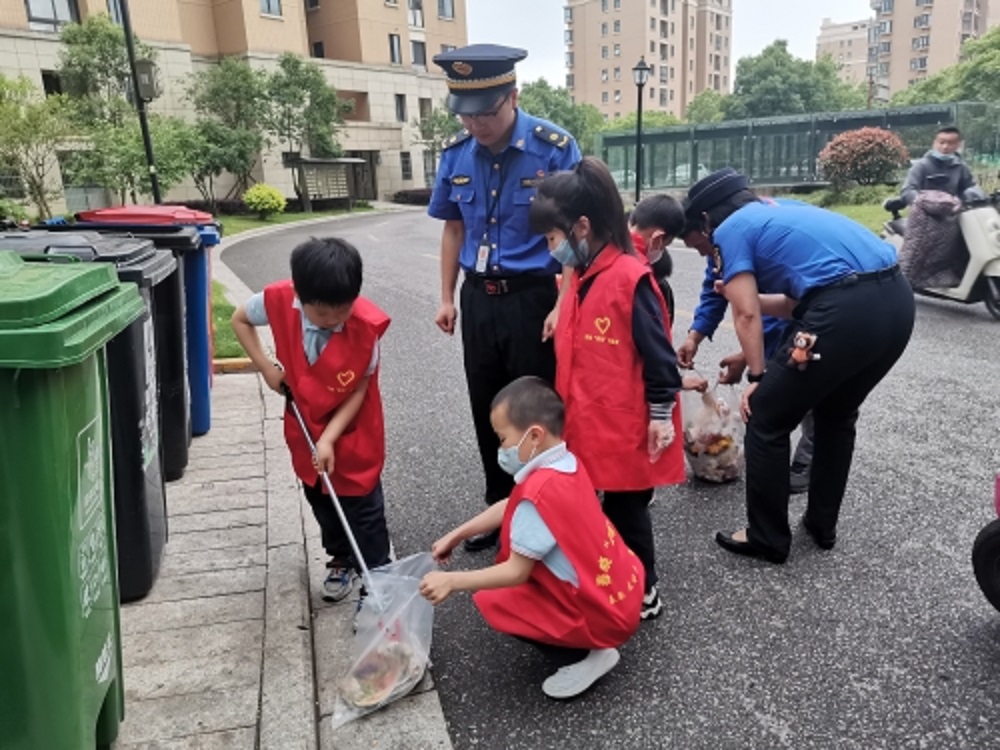 北仑区春晓街道洋沙山社区开展“小小执法员 文明春晓蓝”活动.jpg