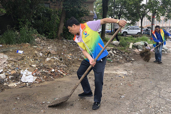 卫生不留死角 齐心整治复绿 (1).jpg