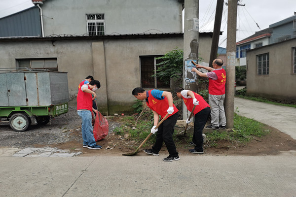 清洁家园打响环境卫生攻坚战.jpg