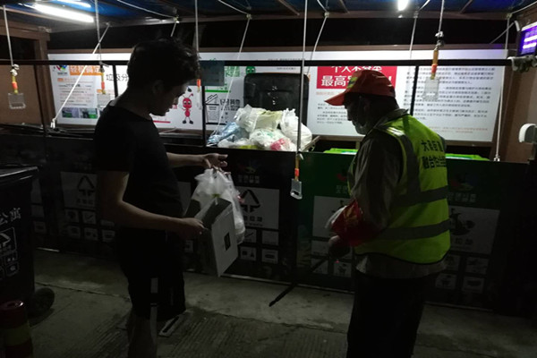 “荧光绿”助力垃圾精准分类 (1).jpg