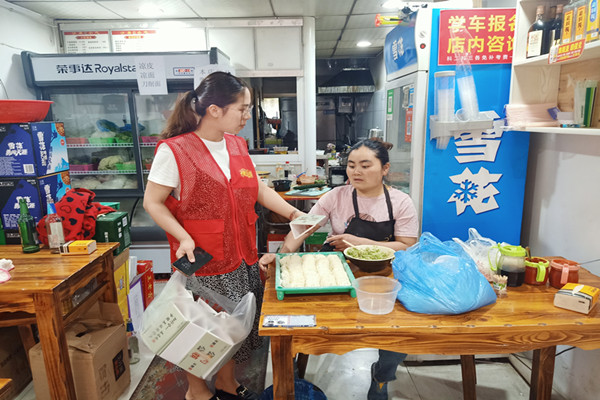 倡导公筷公勺 践行文明用餐.jpg