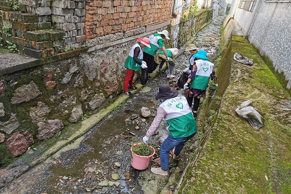 开展河道清理志愿活动.jpg