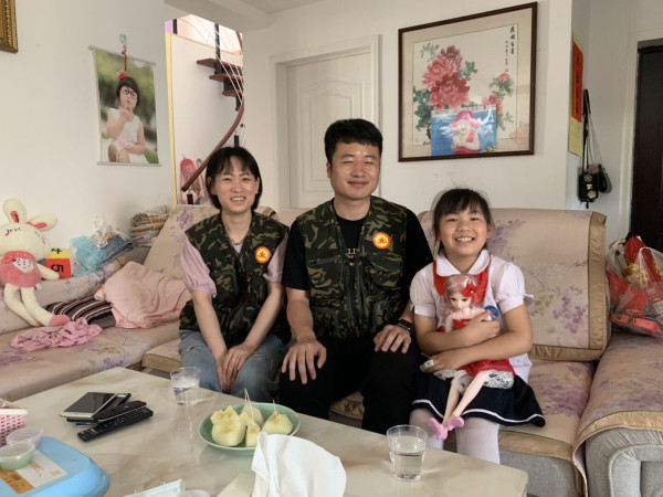 凤凰社区民兵连长开展六一慰问退伍军人子女活动 1.jpg