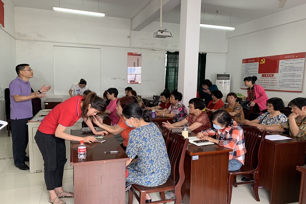 开展中老年人智能手机培训 (2).JPG