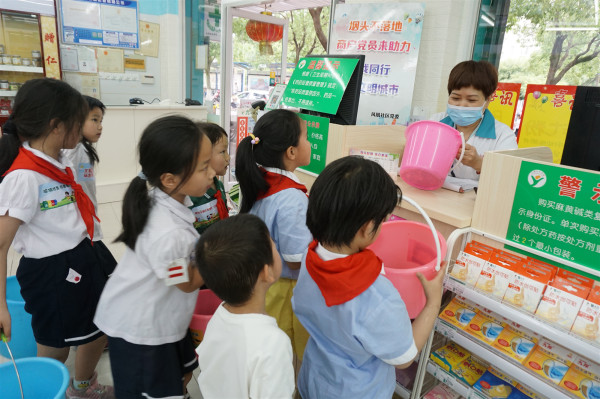 凤凰社区：开展“烟头不落地  凤凰更美丽”商户党员助力烟头兑换活动.jpg