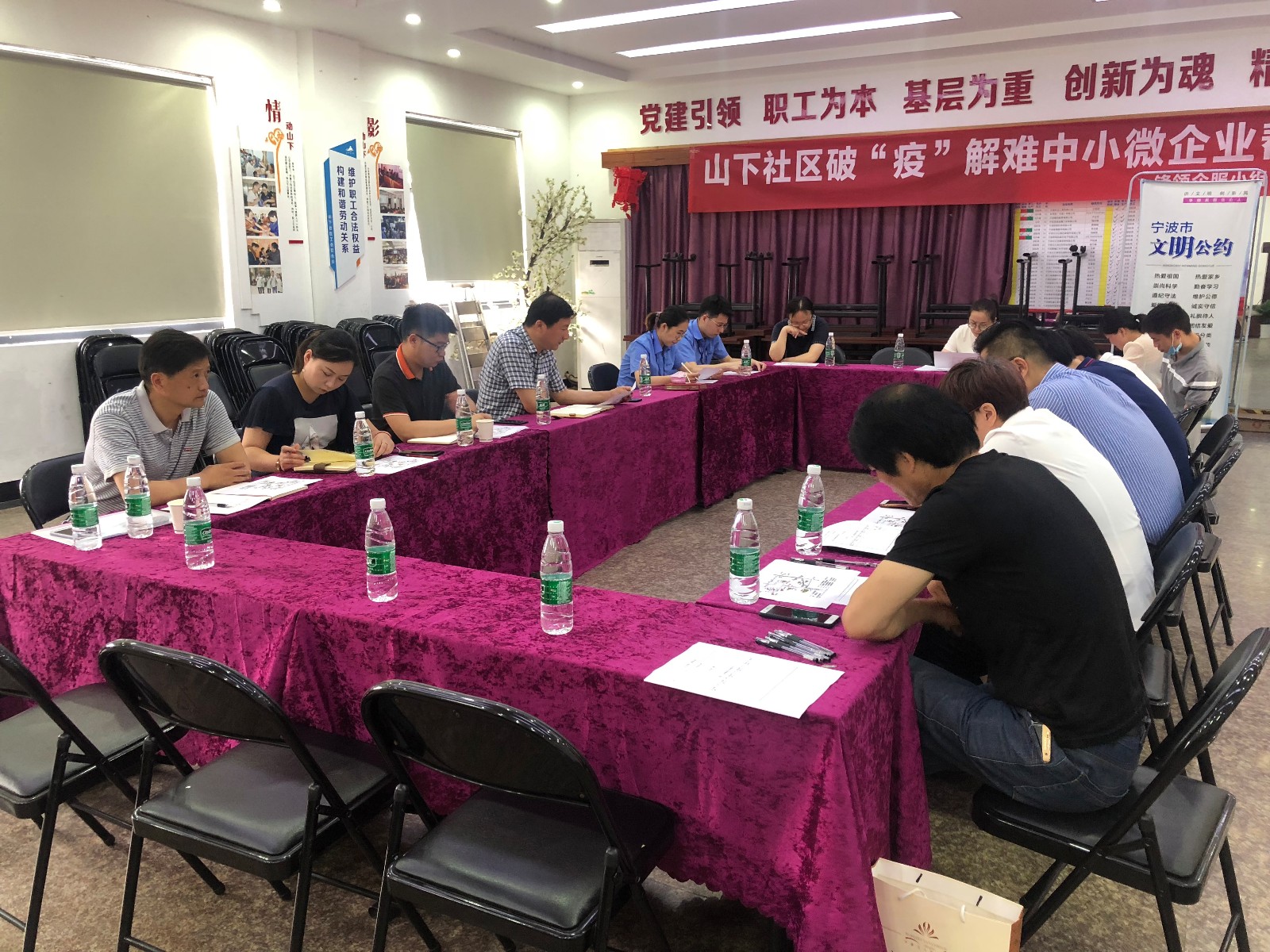 山下社区：召开工业园区内公交站点协商会.jpg