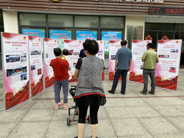 凤凰社区：“追寻青春足迹 凝聚前行力量”青春寻访展览.jpg