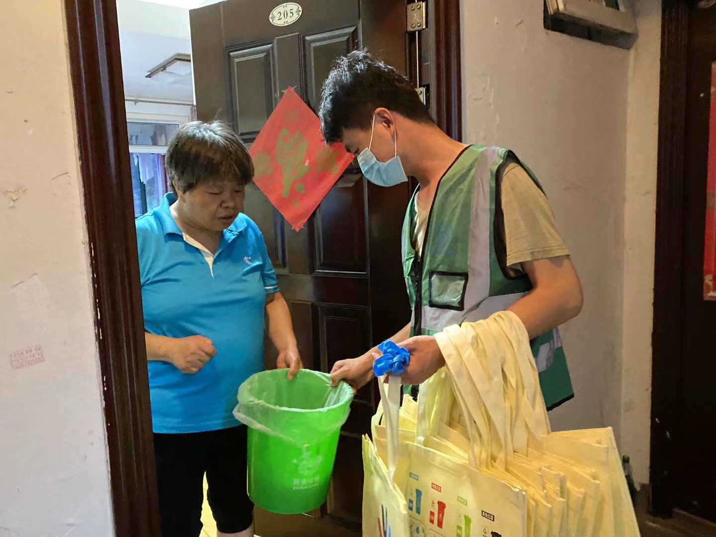 山下社区：开展垃圾分类入户指导工作.JPG