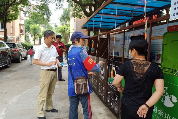 观摩学习取经 助力垃圾分类.jpg