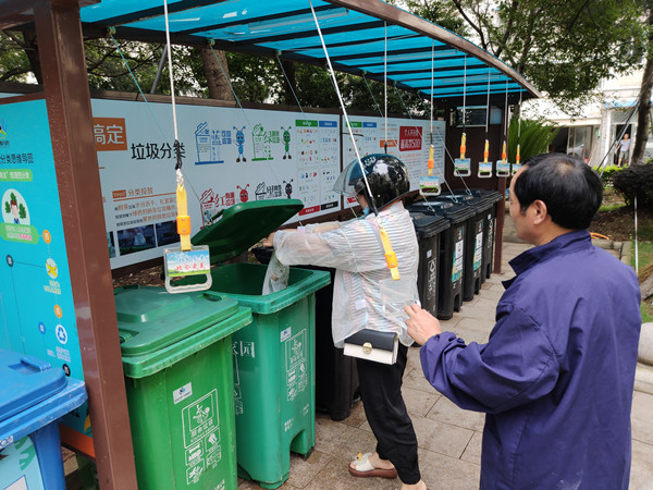 自制“破袋神器” 引导居民正确投放 (1).jpg