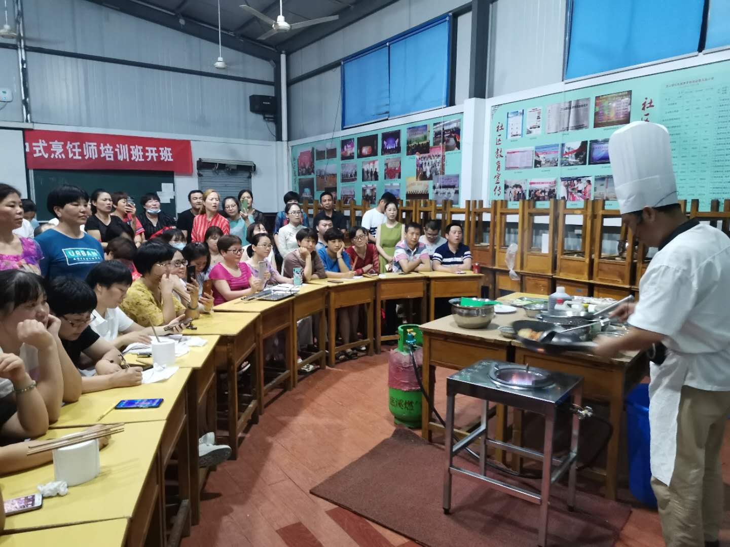 龙山镇中级烹饪师一期培训火热进行中.jpg