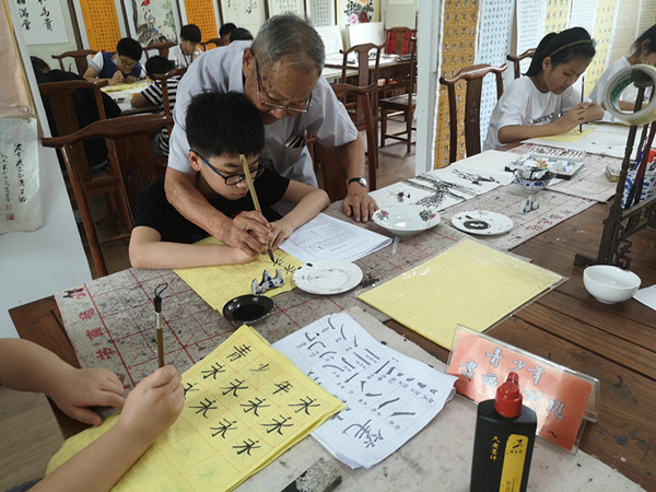 陈华浦社区：假日学校软笔书写培训开课啦.jpg